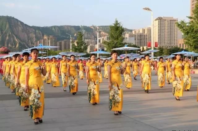 平?jīng)鲢垂军h委和興北路社區(qū)綠地廣場商圈黨建聯(lián)盟合作舉辦“謳歌新時(shí)代 共圓中國夢(mèng)”紀(jì)念改革開放四十周年大型群眾廣場文化活動(dòng)(圖4)